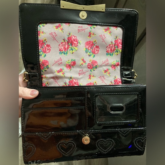 Stunning Betsy Johnson heart purse! - Picture 2 of 4
